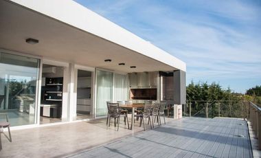 Casa en venta - 5 Dormitorios 8 Baños - Cariló