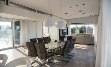 Casa en venta - 5 Dormitorios 8 Baños - Cariló