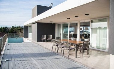 Casa en venta - 5 Dormitorios 8 Baños - Cariló