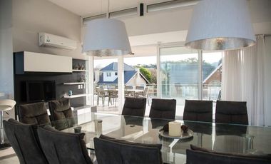 Casa en venta - 5 Dormitorios 8 Baños - Cariló