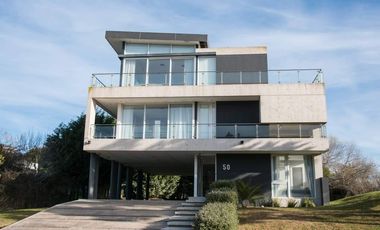 Casa en venta - 5 Dormitorios 8 Baños - Cariló