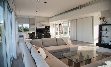 Casa en venta - 5 Dormitorios 8 Baños - Cariló