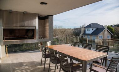 Casa en venta - 5 Dormitorios 8 Baños - Cariló