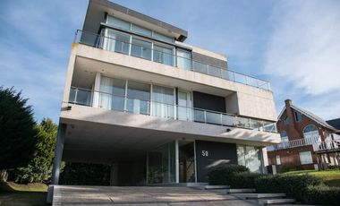 Casa en venta - 5 Dormitorios 8 Baños - Cariló