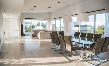 Casa en venta - 5 Dormitorios 8 Baños - Cariló