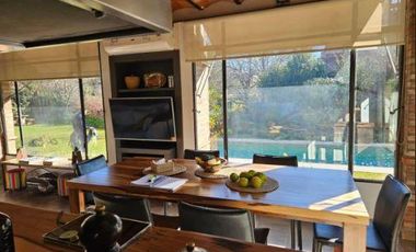 Exclusiva Propiedad en La Carolina con Oficina Independiente, Quincho, pileta y Gran Jardín