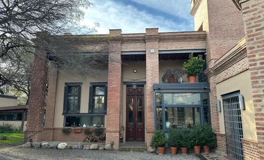 Exclusiva Propiedad en La Carolina con Oficina Independiente, Quincho, pileta y Gran Jardín