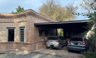 Exclusiva Propiedad en La Carolina con Oficina Independiente, Quincho, pileta y Gran Jardín