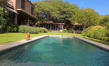 Exclusiva Propiedad en La Carolina con Oficina Independiente, Quincho, pileta y Gran Jardín