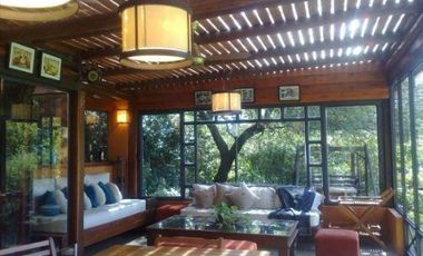 Exclusiva Propiedad en La Carolina con Oficina Independiente, Quincho, pileta y Gran Jardín