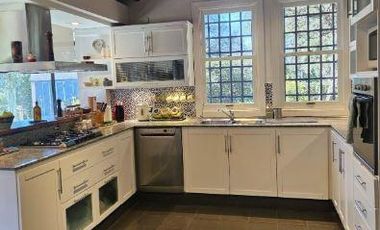 Exclusiva Propiedad en La Carolina con Oficina Independiente, Quincho, pileta y Gran Jardín