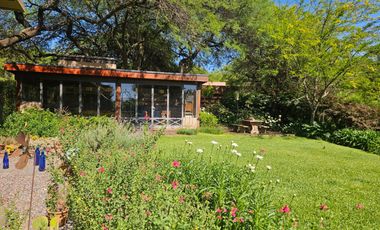 Exclusiva Propiedad en La Carolina con Oficina Independiente, Quincho, pileta y Gran Jardín