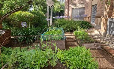 Exclusiva Propiedad en La Carolina con Oficina Independiente, Quincho, pileta y Gran Jardín