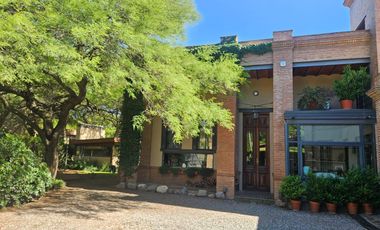 Exclusiva Propiedad en La Carolina con Oficina Independiente, Quincho, pileta y Gran Jardín