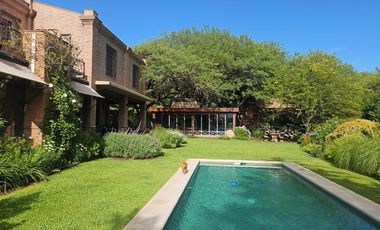 Exclusiva Propiedad en La Carolina con Oficina Independiente, Quincho, pileta y Gran Jardín