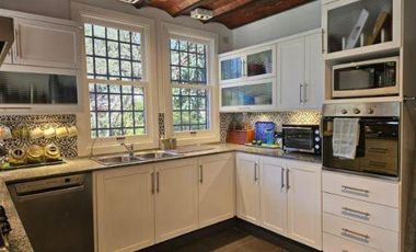 Exclusiva Propiedad en La Carolina con Oficina Independiente, Quincho, pileta y Gran Jardín