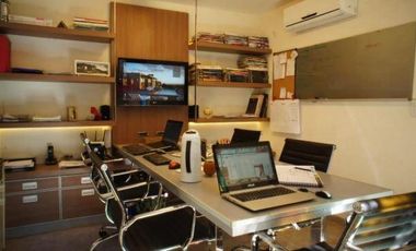 Exclusiva Propiedad en La Carolina con Oficina Independiente, Quincho, pileta y Gran Jardín