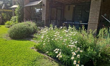 Exclusiva Propiedad en La Carolina con Oficina Independiente, Quincho, pileta y Gran Jardín