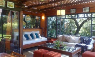 Exclusiva Propiedad en La Carolina con Oficina Independiente, Quincho, pileta y Gran Jardín