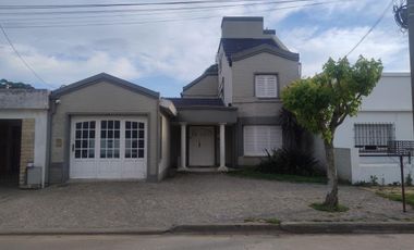 Casa en venta - 4 Dormitorios 3 Baños - Carmen de Areco