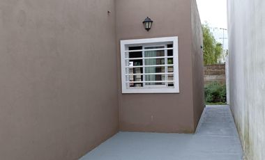 Casa en alquiler - 2 Dormitorios 1 Baño - City Bell