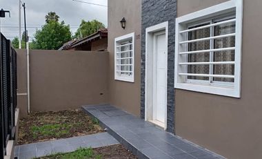 Casa en alquiler - 2 Dormitorios 1 Baño - City Bell