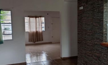 Casa en alquiler - 2 Dormitorios 1 Baño - City Bell