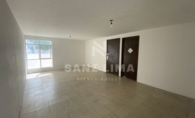 Las Fuentes: Casa en privada con acceso controlado