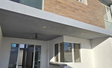 Casa en Zendera, con doble altura y recamara en planta baja