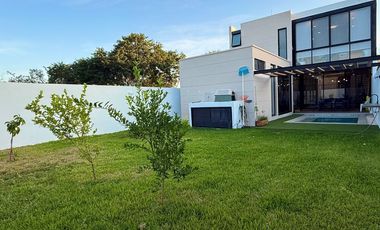 CASA EN VENTA PRIVADA ZENDERA, Ubicada en Conkal al Norte de Mérida