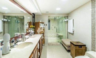 Venta en el poblado, hermosa casa con piscina privada en Medellín✅