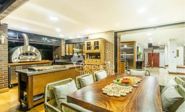 Venta en el poblado, hermosa casa con piscina privada en Medellín✅