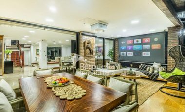 Venta en el poblado, hermosa casa con piscina privada en Medellín✅