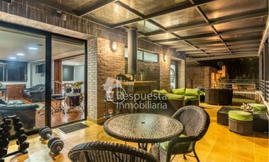 Venta en el poblado, hermosa casa con piscina privada en Medellín✅