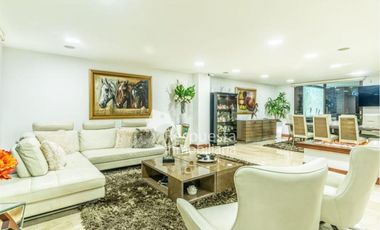 Venta en el poblado, hermosa casa con piscina privada en Medellín✅
