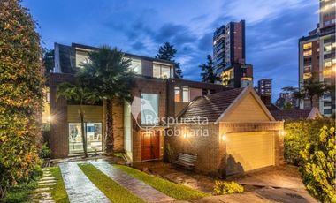 Venta en el poblado, hermosa casa con piscina privada en Medellín✅