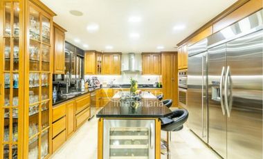 Venta en el poblado, hermosa casa con piscina privada en Medellín✅