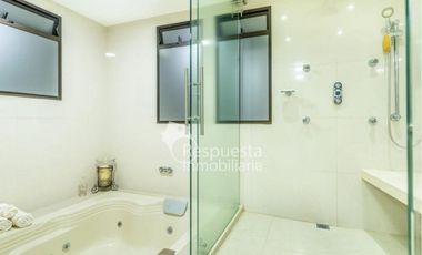 Venta en el poblado, hermosa casa con piscina privada en Medellín✅