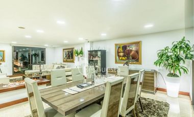 Venta en el poblado, hermosa casa con piscina privada en Medellín✅