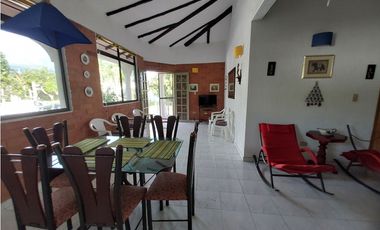 VENTA LINDA CASA DE UN PISO EN EL MEJOR CONDOMINIO DE CHINAUTA C/MARCA