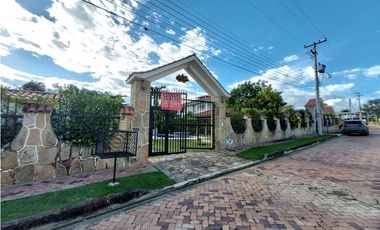 VENTA LINDA CASA DE UN PISO EN EL MEJOR CONDOMINIO DE CHINAUTA C/MARCA