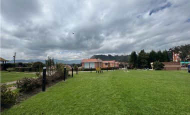 Vendo casa campestre de dos niveles en lote independiente en cajica.