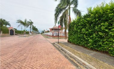 VENTA LOTE ESQUINERO SUPER UBICADO EN EL MEJOR CONDOMINIO DE CHINAUTA