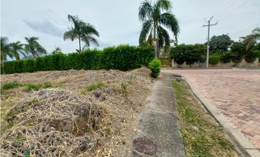 VENTA LOTE ESQUINERO SUPER UBICADO EN EL MEJOR CONDOMINIO DE CHINAUTA