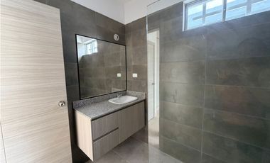 Casa nueva, semi amoblada en alquiler – Urbanización Nahla, sur Manta