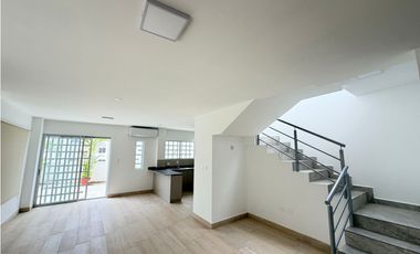 Casa nueva, semi amoblada en alquiler – Urbanización Nahla, sur Manta