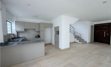 Casa nueva, semi amoblada en alquiler – Urbanización Nahla, sur Manta