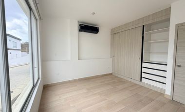 Casa nueva, semi amoblada en alquiler – Urbanización Nahla, sur Manta