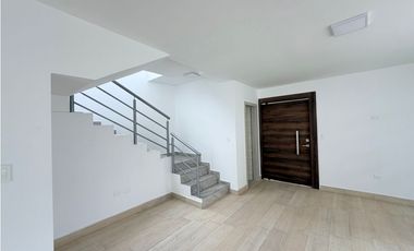 Casa nueva, semi amoblada en alquiler – Urbanización Nahla, sur Manta