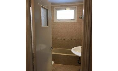 VENTA DE IMPORTANTE CASA DE 5 AMBIENTES + DEPARTAMENTO 3 AMBIENTES